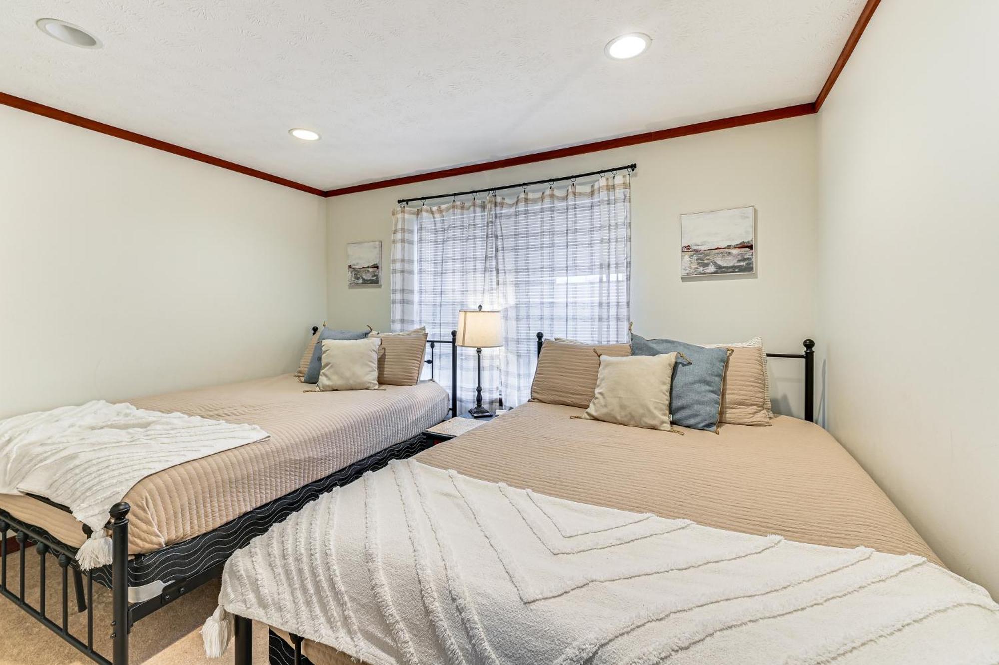 Williamstown Gem With Private Pool And Hot Tub! Villa Luaran gambar